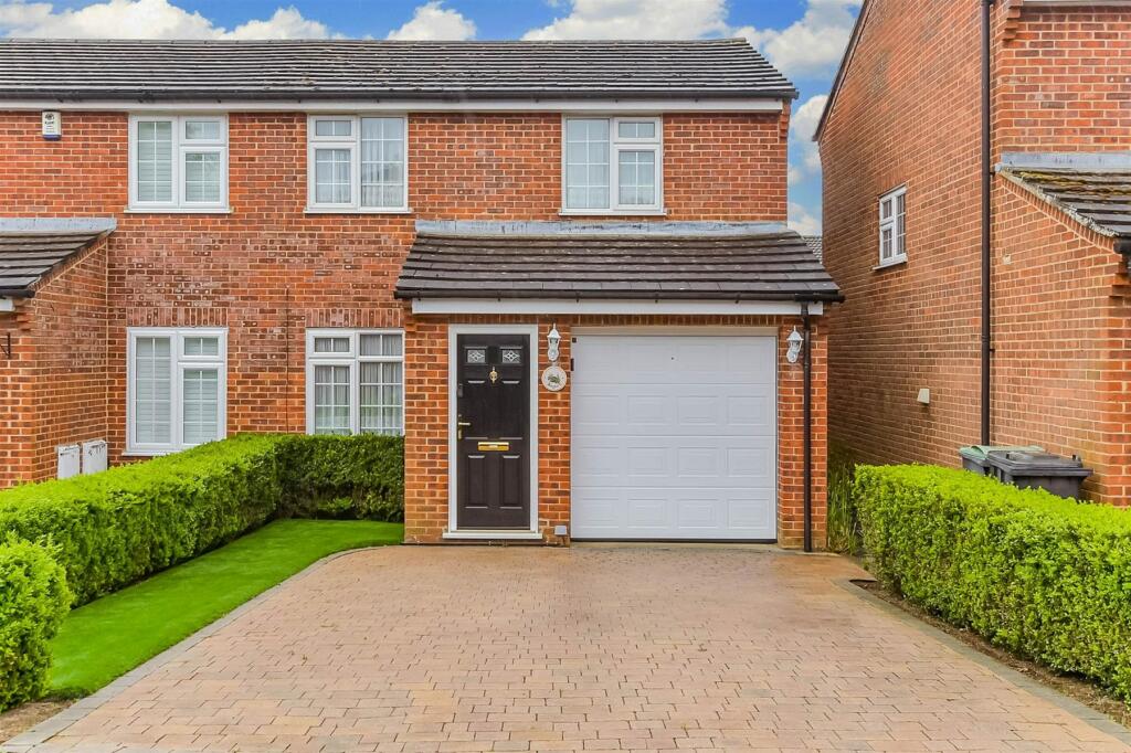 3 Bedroom Semi-detached House For Sale In Baywell, Leybourne, Kent, Me19