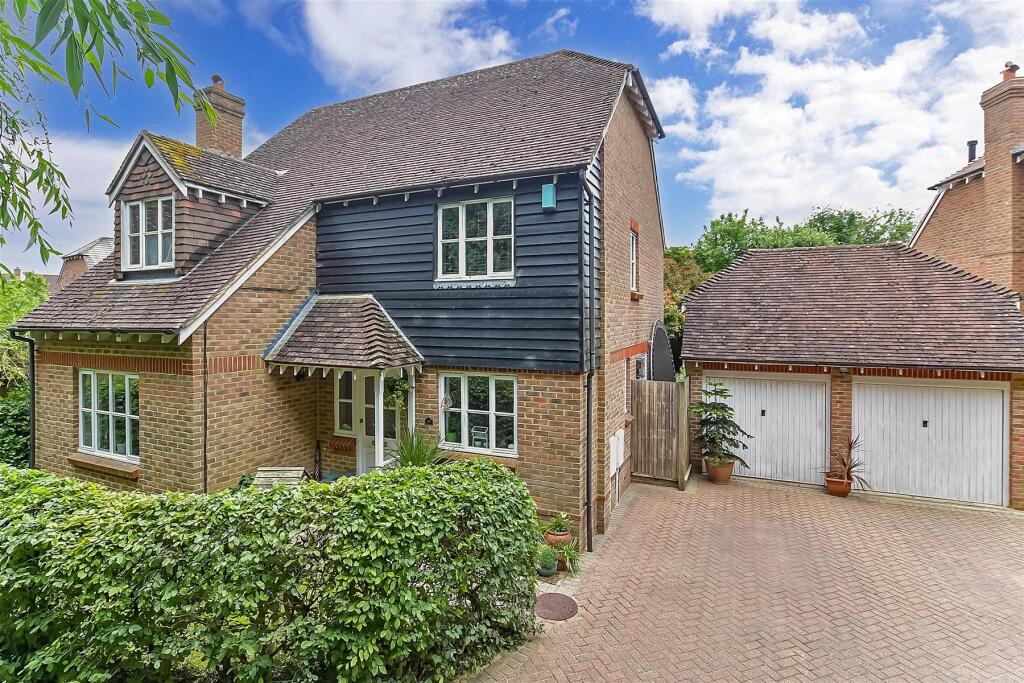 4 bedroom detached house for sale in Goldings Close, Kings Hill, West