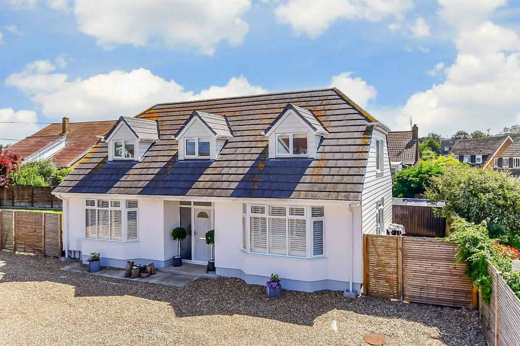 3 bedroom detached house for sale in Faversham Road, Seasalter