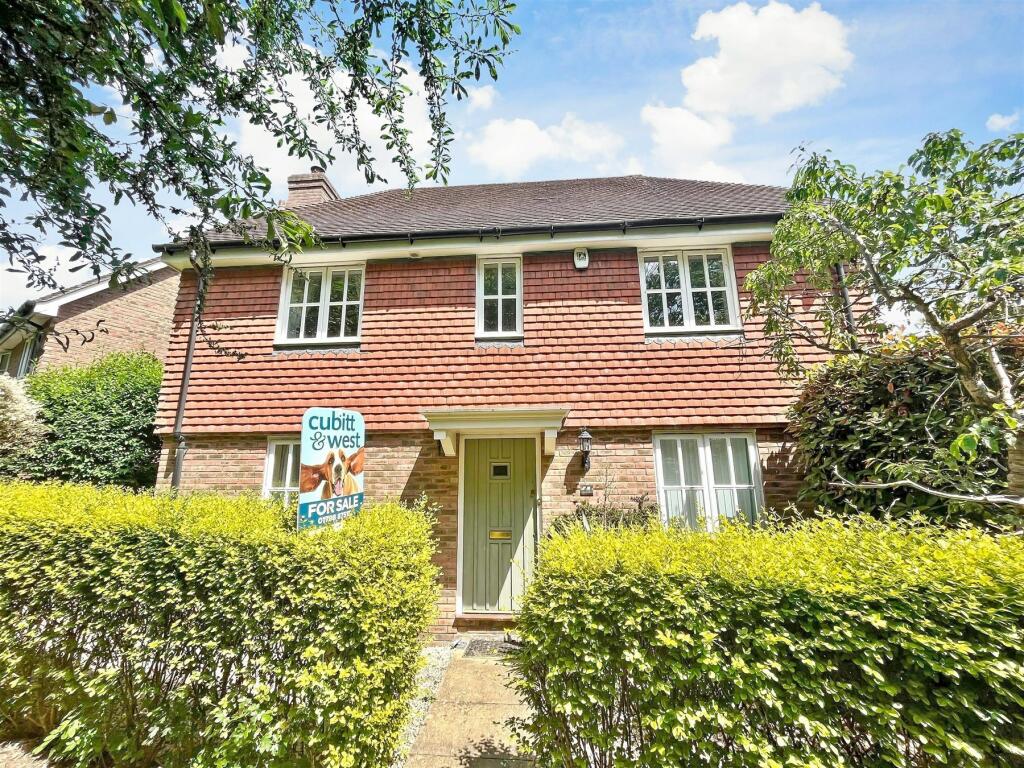 3 bedroom detached house for sale in Berrall Way, Billingshurst, West
