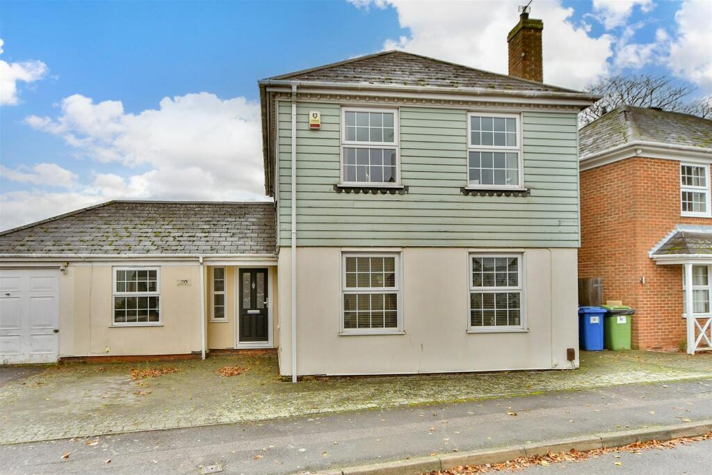 4 bedroom detached house for sale in Adisham Green, Kemsley