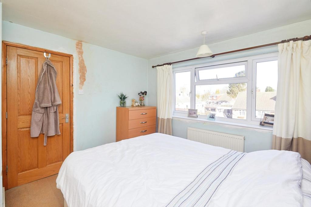 3 bedroom semidetached house for sale in The Lawns, RollestonOnDove