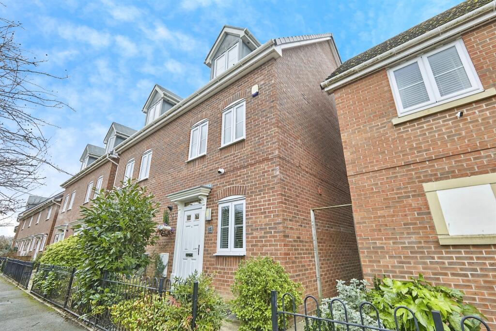 4 bedroom town house for sale in Saw Mill Way, BurtonOnTrent, DE14