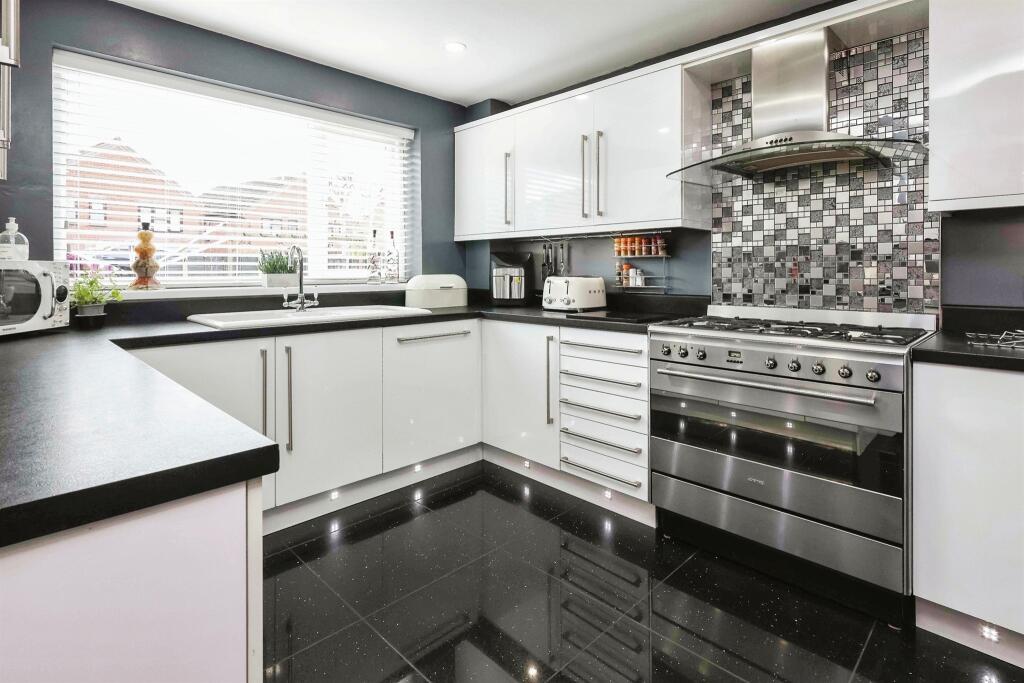 Additional property image - Park Hall Crescent, Birmingham