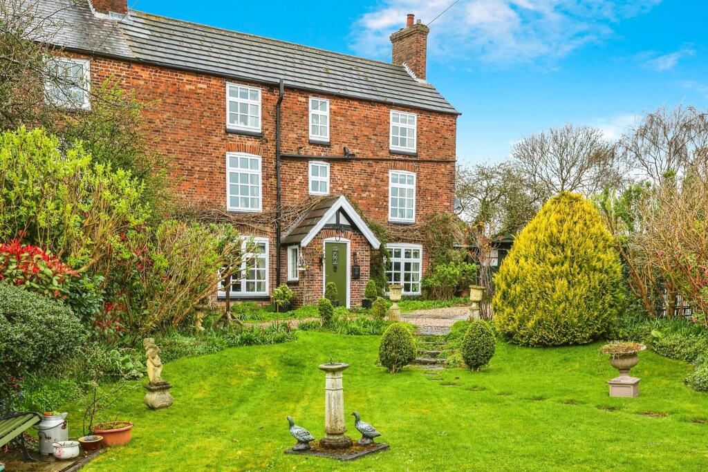 4 bedroom semidetached house for sale in Crescent Road, Selston