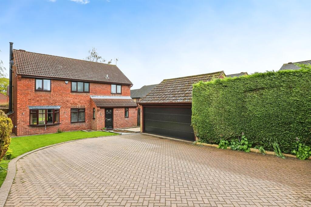 4 bedroom detached house for sale in Lechlade Close, West Hallam