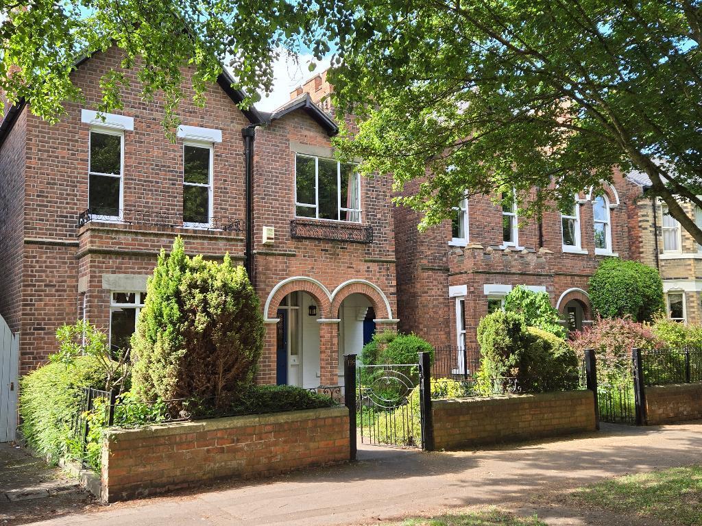 5 bedroom detached house