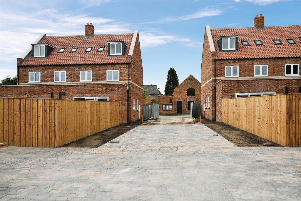 2 bedroom detached bungalow for sale in Robin Hood Grove, Elkesley