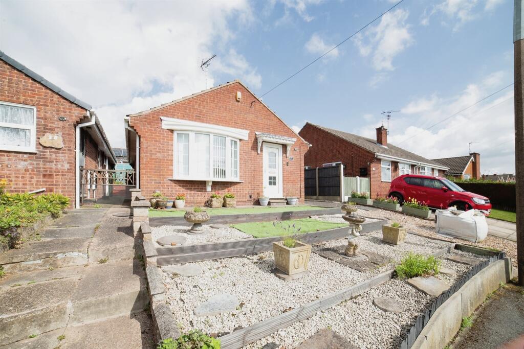 2 bedroom detached bungalow for sale in Crown Close, Rainworth