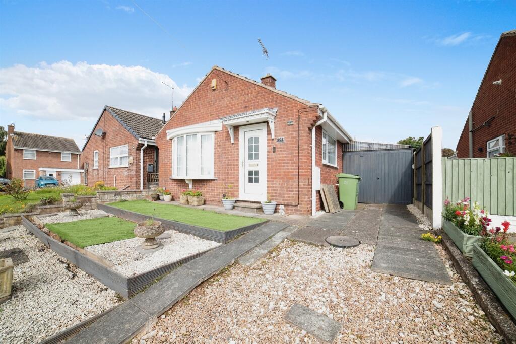 2 bedroom detached bungalow for sale in Crown Close, Rainworth