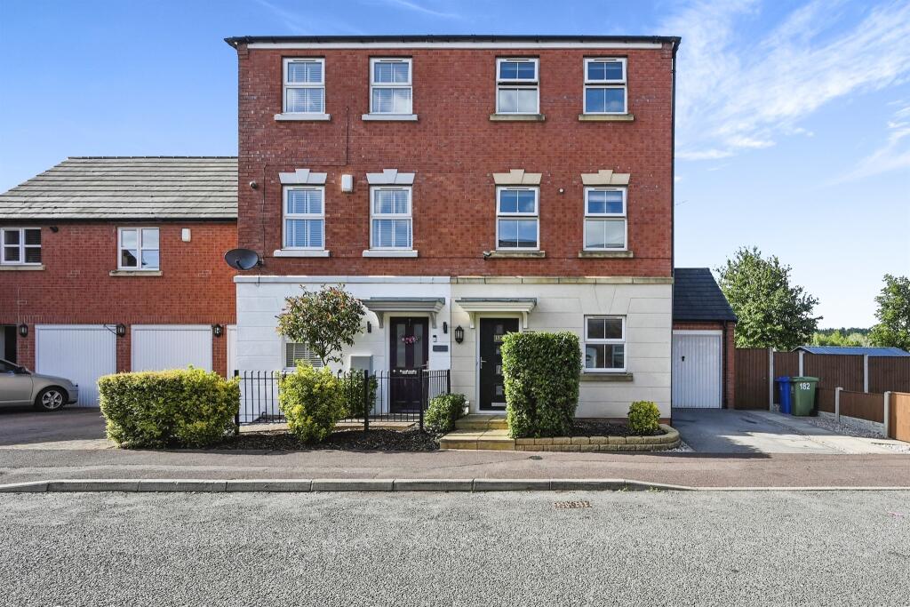 4 bedroom semidetached house for sale in West Street, Warsop Vale, Mansfield, NG20