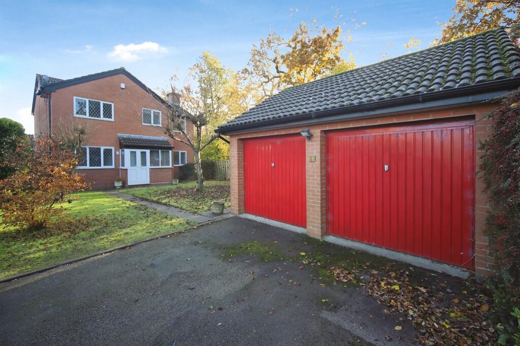 4 bedroom detached house for sale in Harvington Drive, Shirley