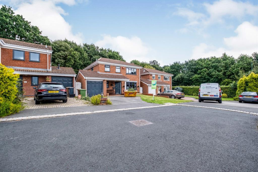 4 bedroom detached house for sale in Elmdon Coppice, Solihull, B92