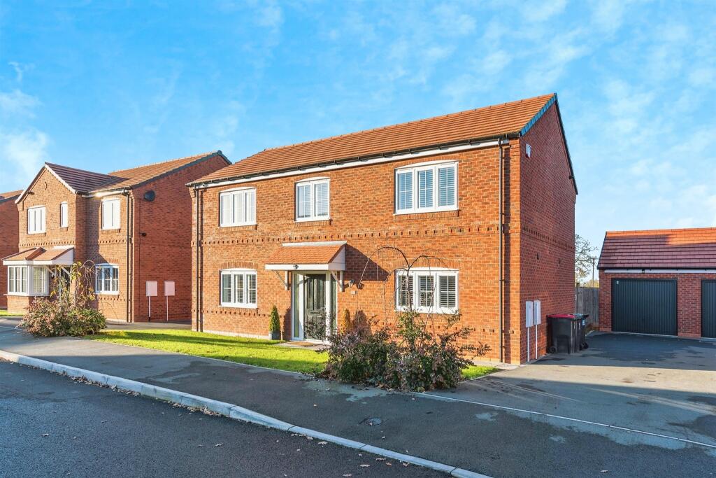 4 bedroom detached house for sale in Brookfields Close, Wood End