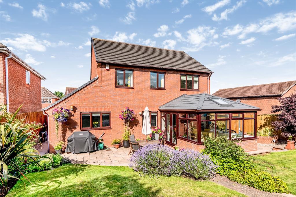 4 bedroom detached house for sale in Mickleton, Wilnecote, TAMWORTH, B77