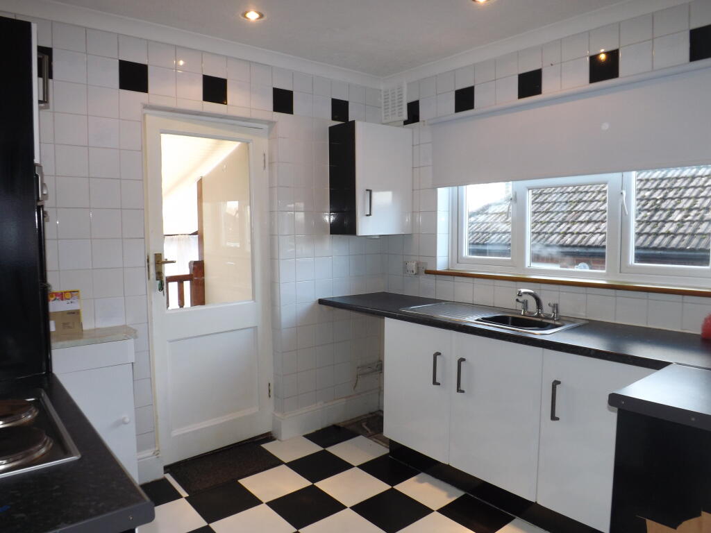 Main image of property: Linda Grove, Cowplain