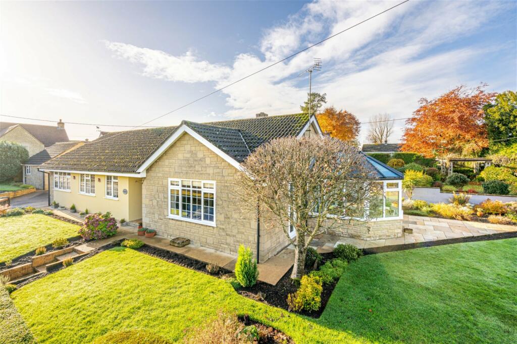 4 bedroom detached bungalow for sale in High Street, Hawkesbury Upton, GL9