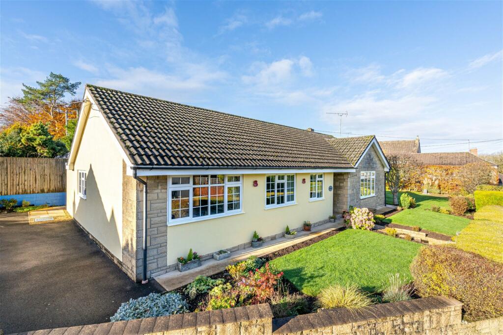 4 bedroom detached bungalow for sale in High Street, Hawkesbury Upton, GL9