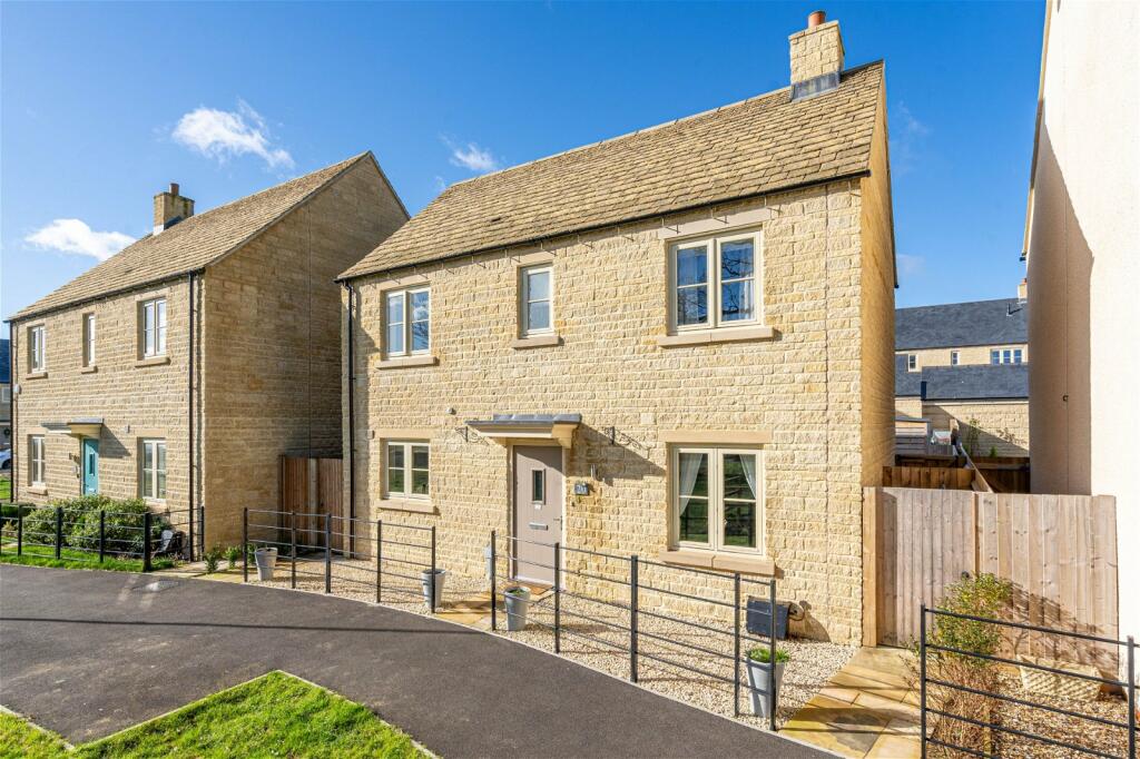 3 bedroom detached house for sale in Havenhill Road, Tetbury, GL8