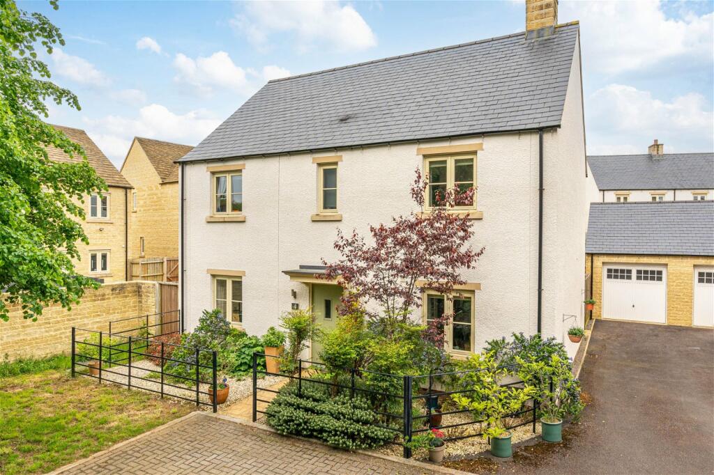 4 bedroom detached house for sale in Breuse Court, Tetbury, GL8