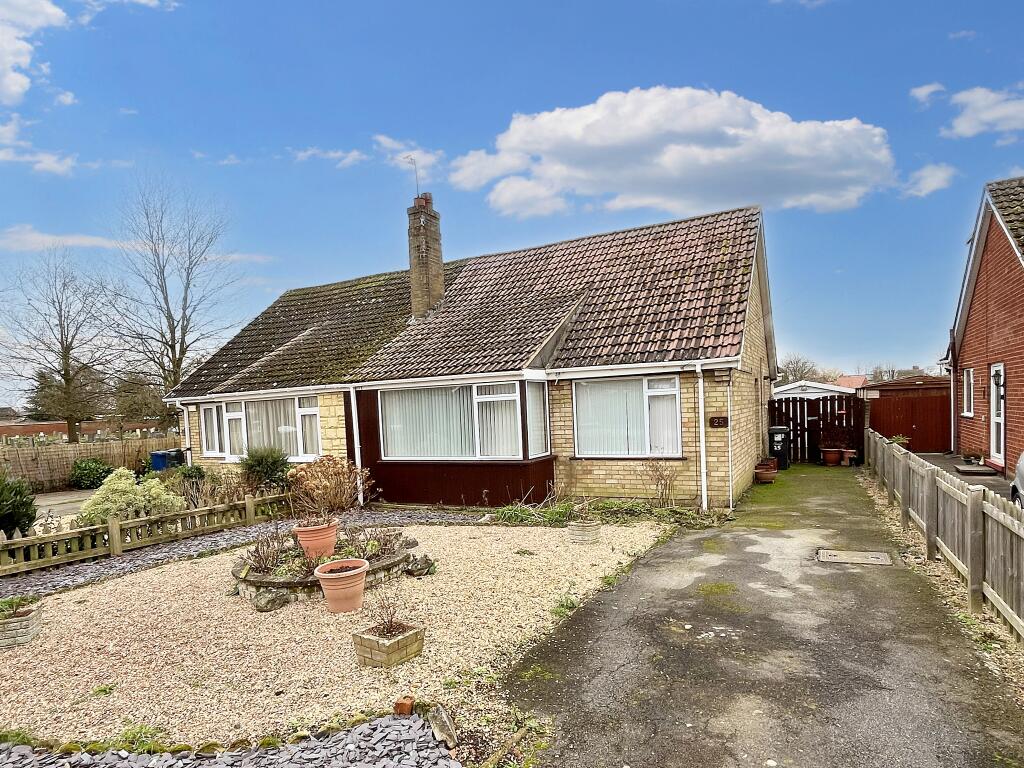 3 bedroom semidetached house for sale in Legsby Road, Market Rasen, LN8