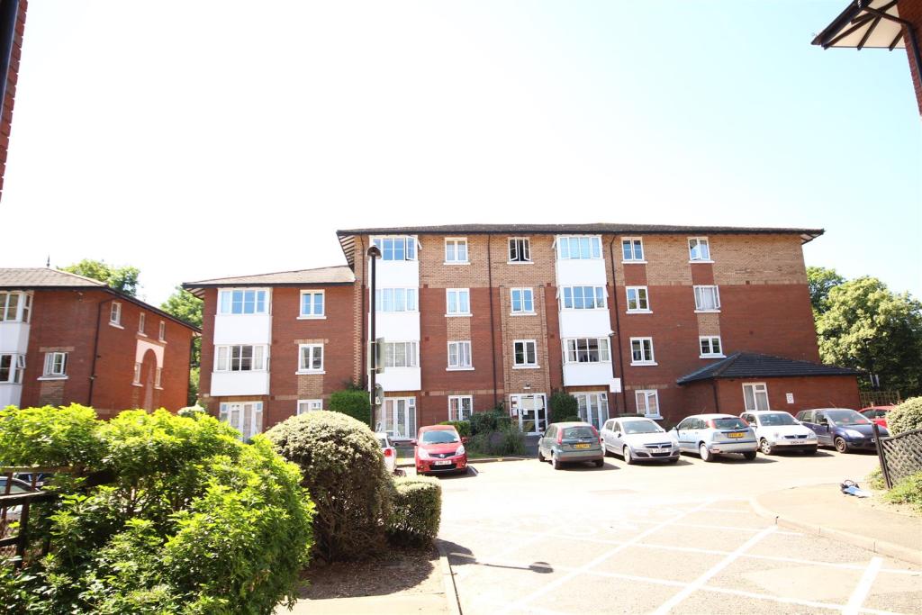 1 bedroom flat for sale in Beechwood Grove, London, W3