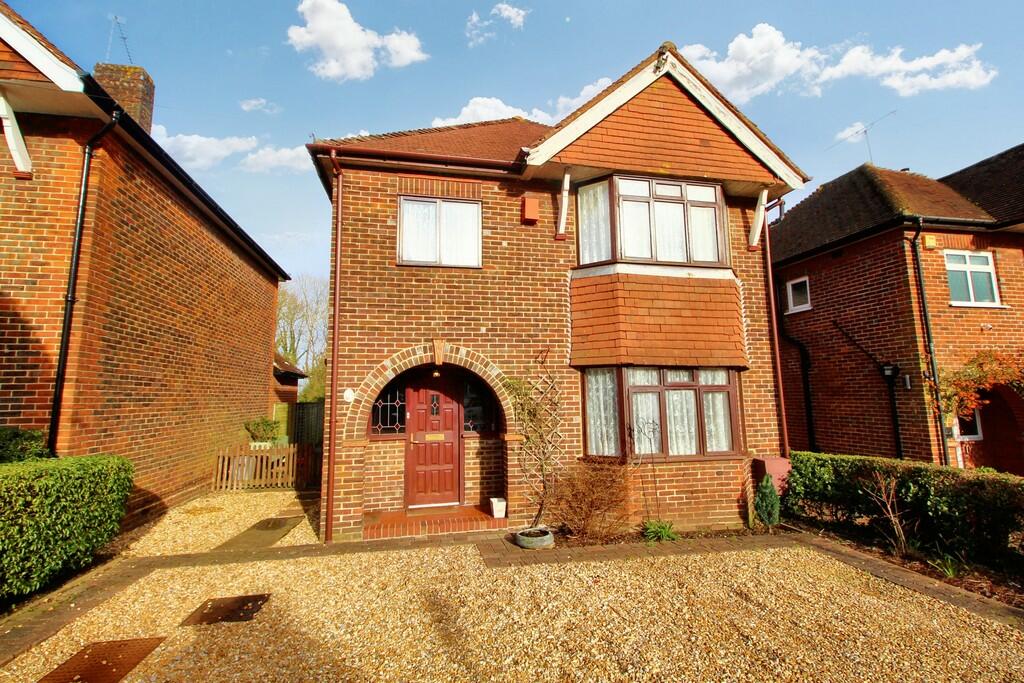 4 bedroom detached house for sale in Manor Road, Guildford, GU2