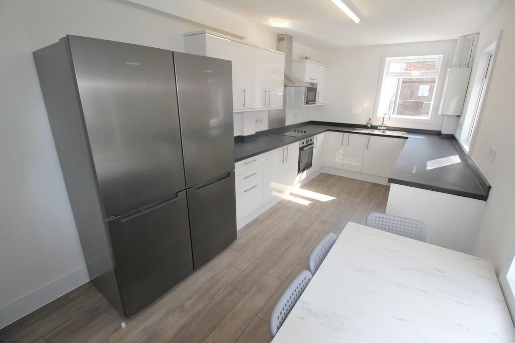 4 bedroom apartment for rent in Sydenham Road, Guildford, GU1
