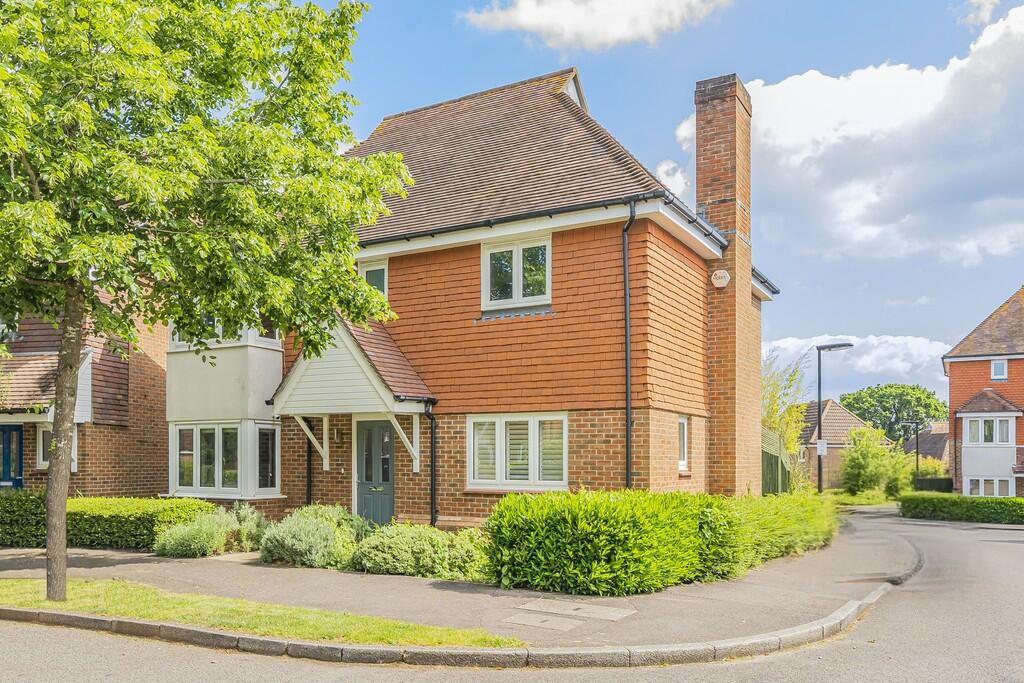 3 bedroom detached house for sale in Macdowall Road, Guildford, GU2