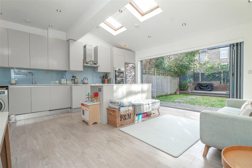 3 bedroom terraced house for sale in Maidstone Road, London, N11