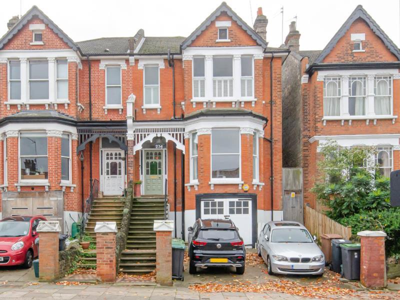 2 bedroom flat for sale in Alexandra Park Road, N22
