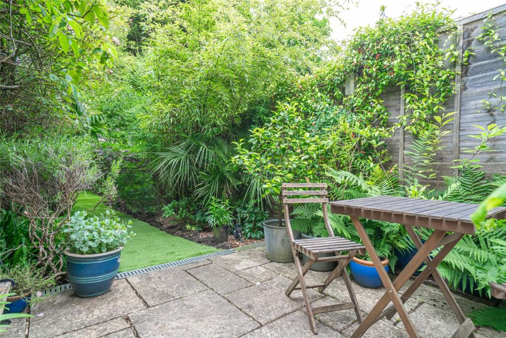 2 bedroom for sale in Manor Park Road, London, N2