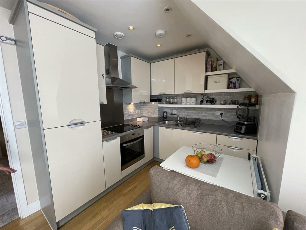 1 bedroom apartment for sale in Featherstone Court, Featherstone Road