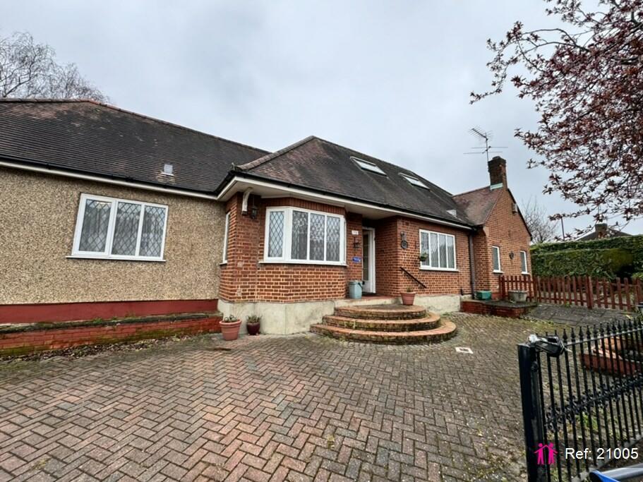 4 bedroom detached bungalow for sale in Lakenheath, London, N14