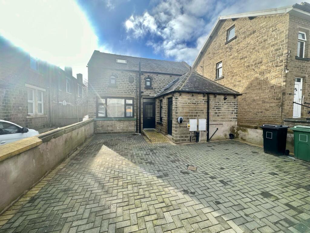 2 bedroom detached house for rent in Skipton Avenue, HUDDERSFIELD, HD2