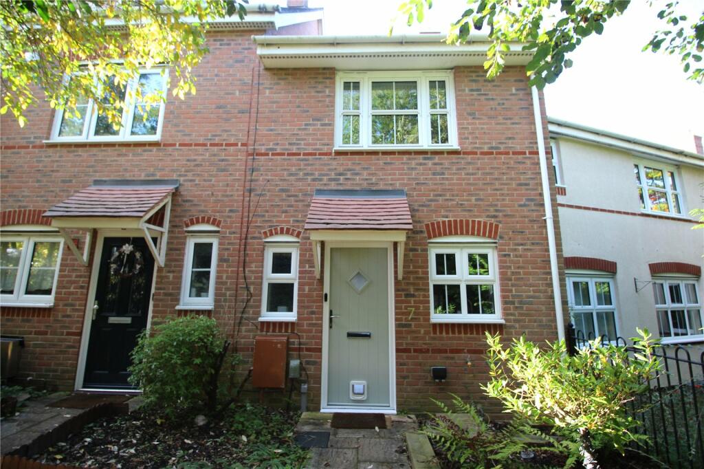2 bedroom end of terrace house for sale in Kings Worthy Road, Fleet