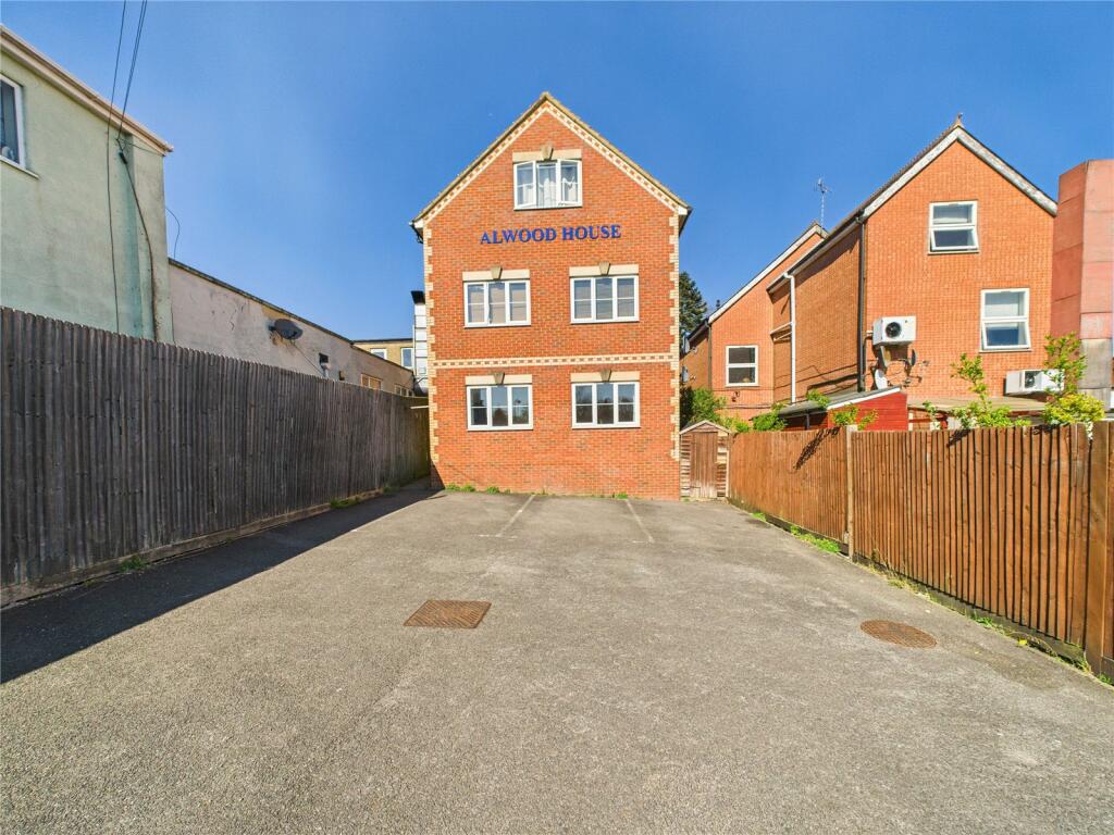 Main image of property: Reading Road South, Fleet, Hampshire, GU52