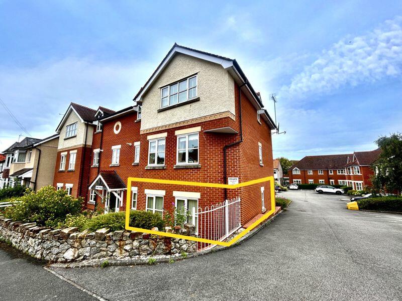 2 bedroom flat for sale in Colwyn Crescent, Rhos on Sea, LL28