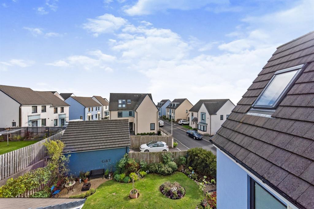 6 bedroom detached house for sale in Porlock Close, OgmoreBySea