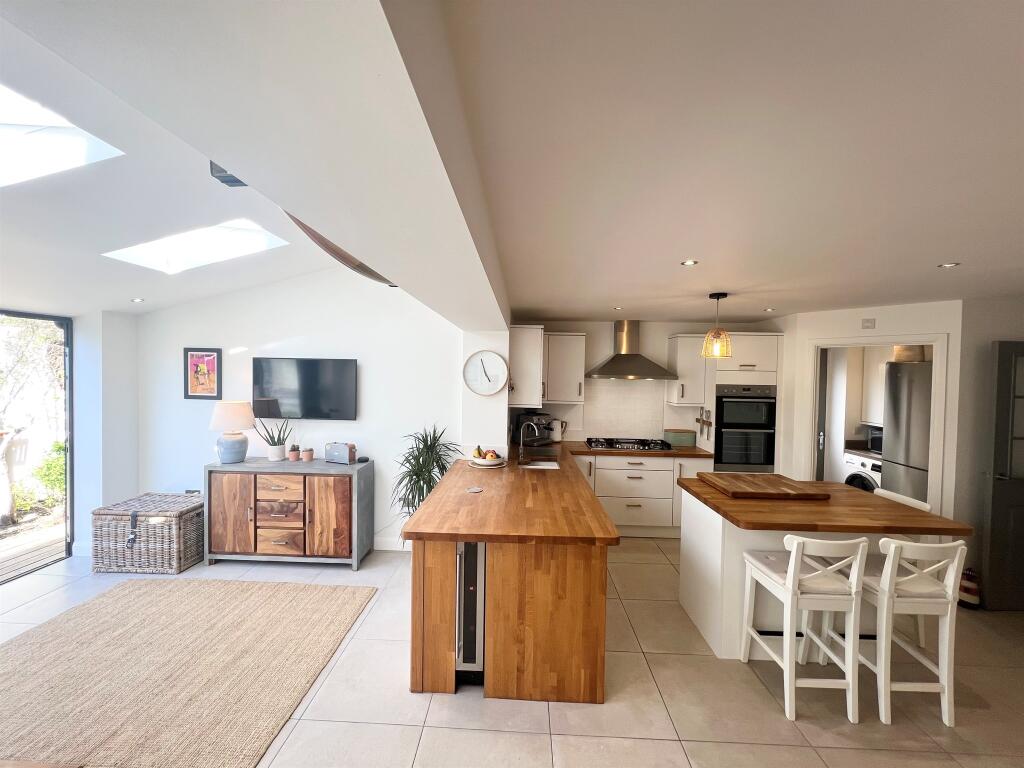 Main image of property: Minehead Close, Ogmore-By-Sea, Bridgend