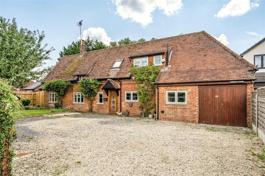4 bedroom detached house for sale in Aylesbury Road, Bierton