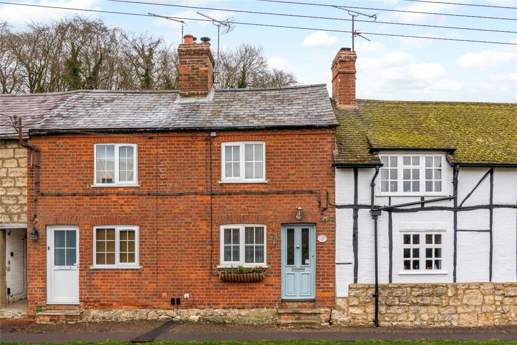 2 bedroom terraced house for sale in Oving Road, Whitchurch