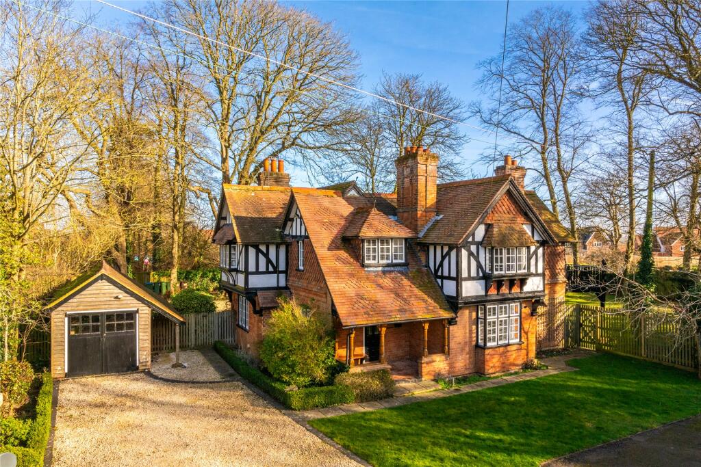 4 bedroom detached house for sale in Leighton Road, Wingrave