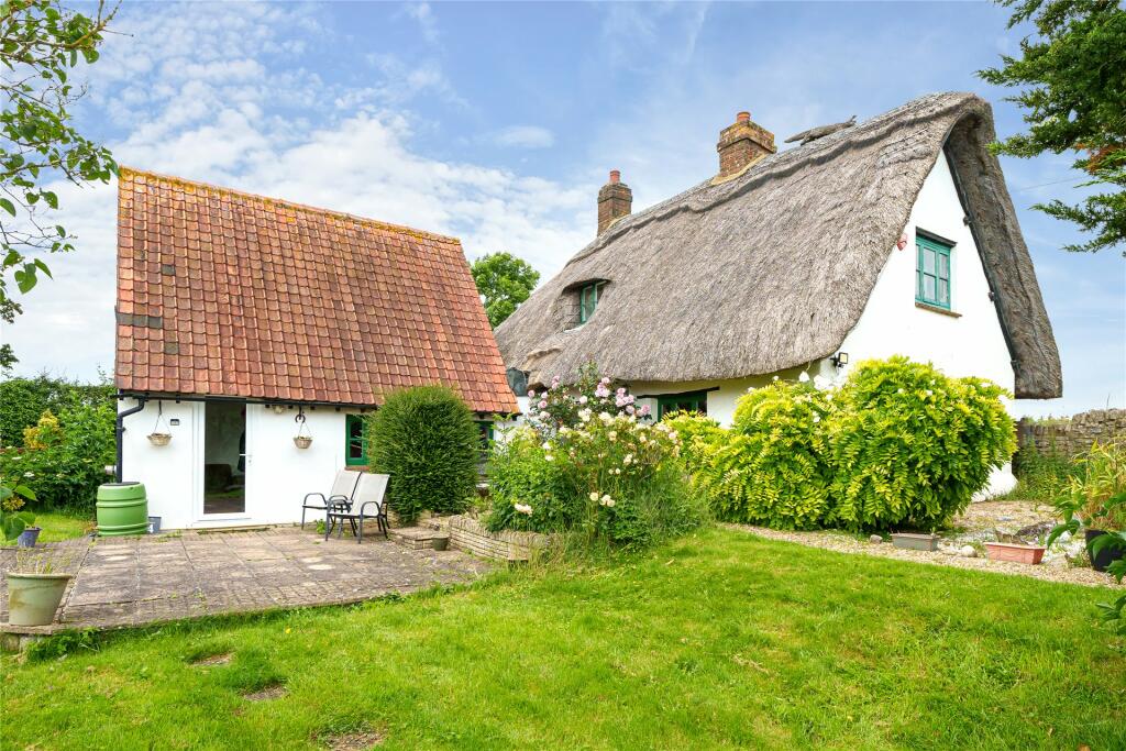 4 bedroom detached house for sale in Aylesbury