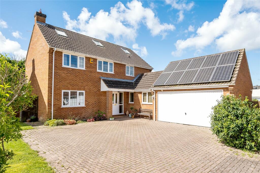 5 bedroom detached house for sale in Chesterfield Close, Stone
