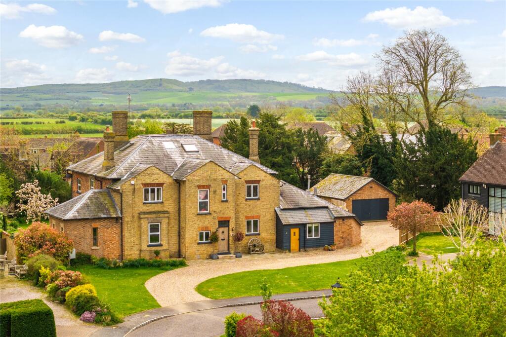 6 bedroom detached house for sale in Bury Farm Close, Slapton, Leighton