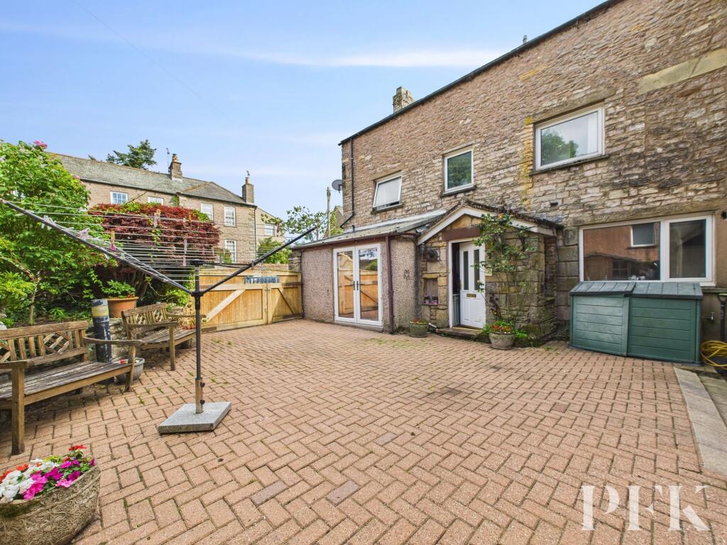 4 bedroom semi-detached house