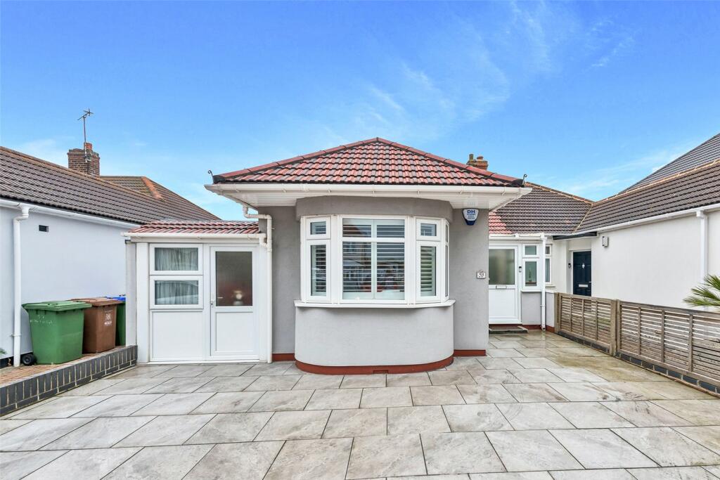 2 bedroom bungalow for sale in Bedonwell Road, Bexleyheath, DA7