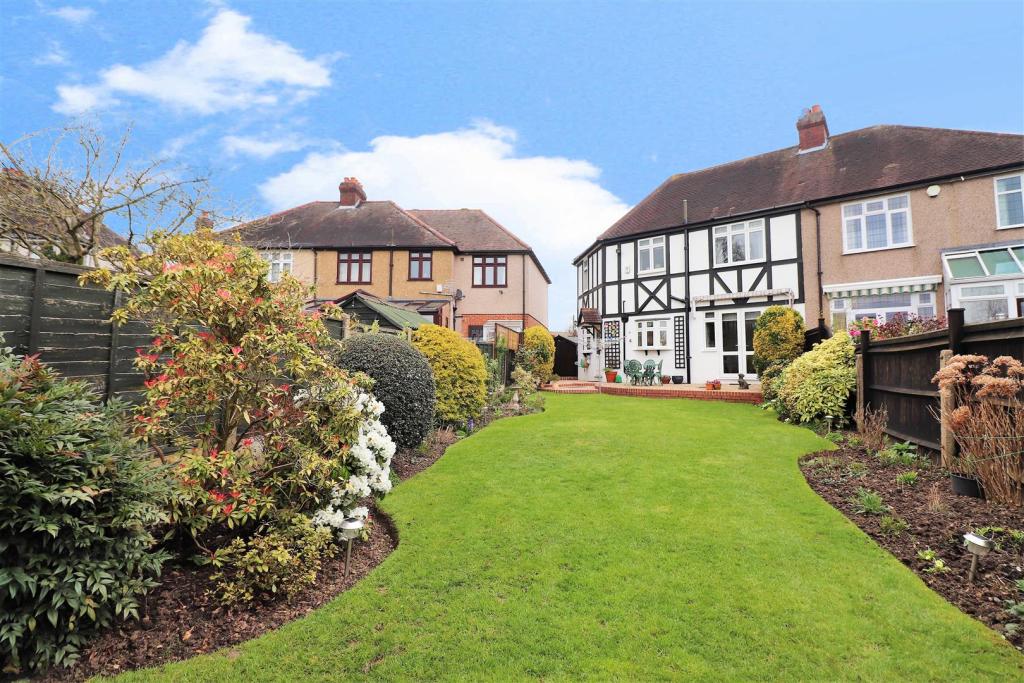 4 bedroom house for sale in Manor Road, Crayford, Dartford, DA1