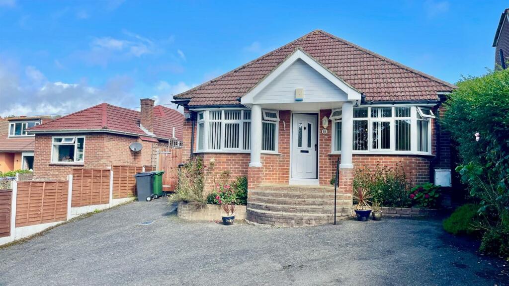 3 bedroom chalet for sale in Ochiltree Road, Hastings, TN34
